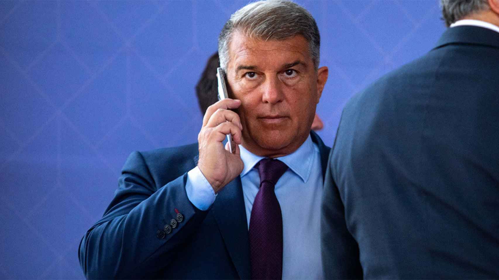 Joan Laporta, cazado mientras habla por teléfono / REDES