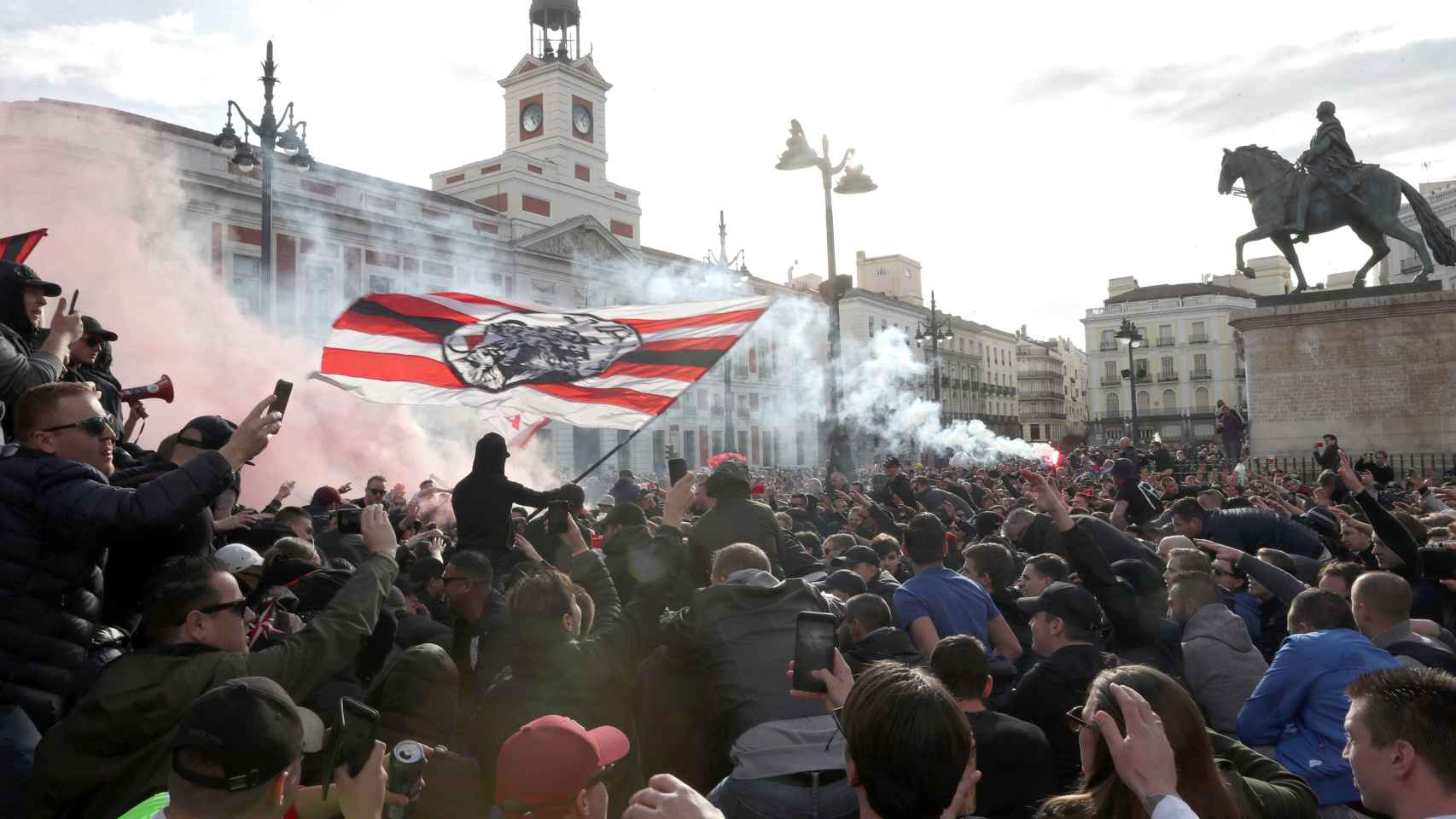 Los aficionados del Ajax en la puerta del Sol / EFE