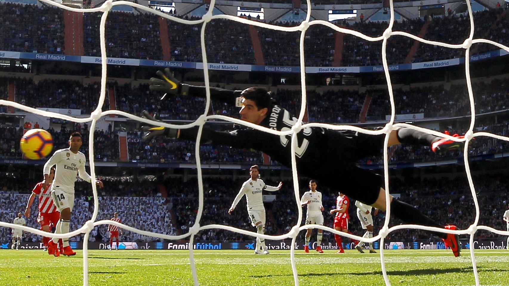 Una foto de Thibaut Courtois encajando un gol / EFE