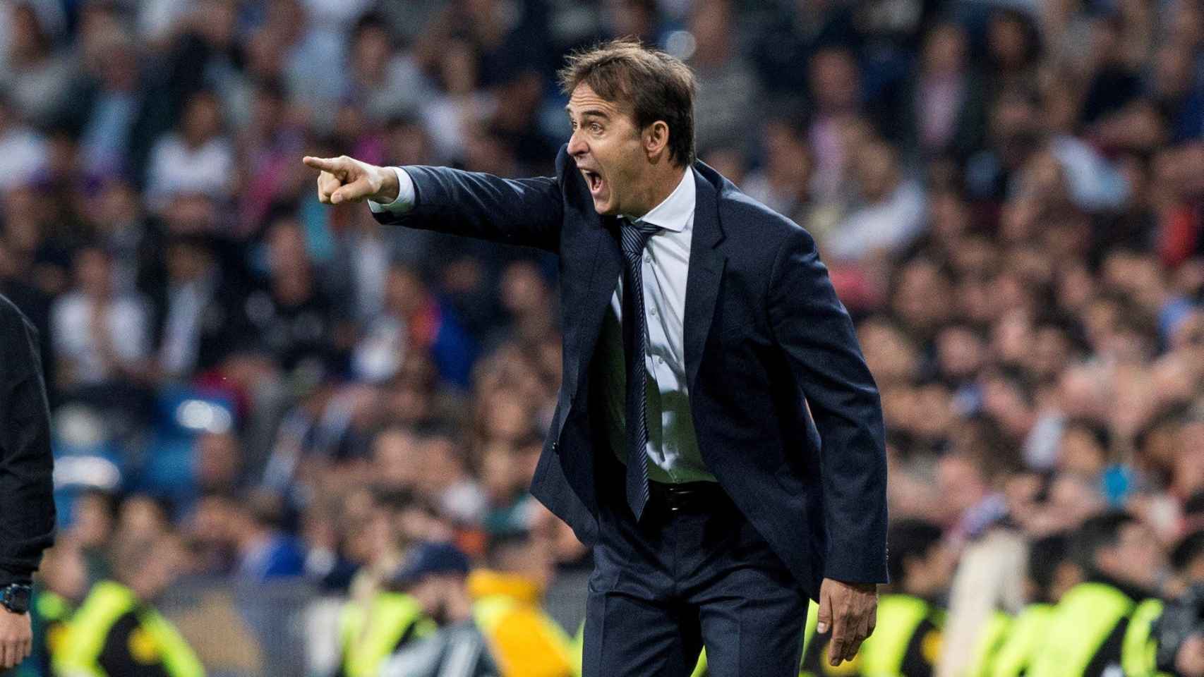 Julen Lopetegui da indicaciones a los jugadores del Real Madrid / EFE