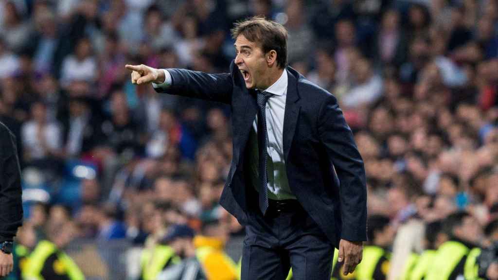 Julen Lopetegui da indicaciones a los jugadores del Real Madrid / EFE