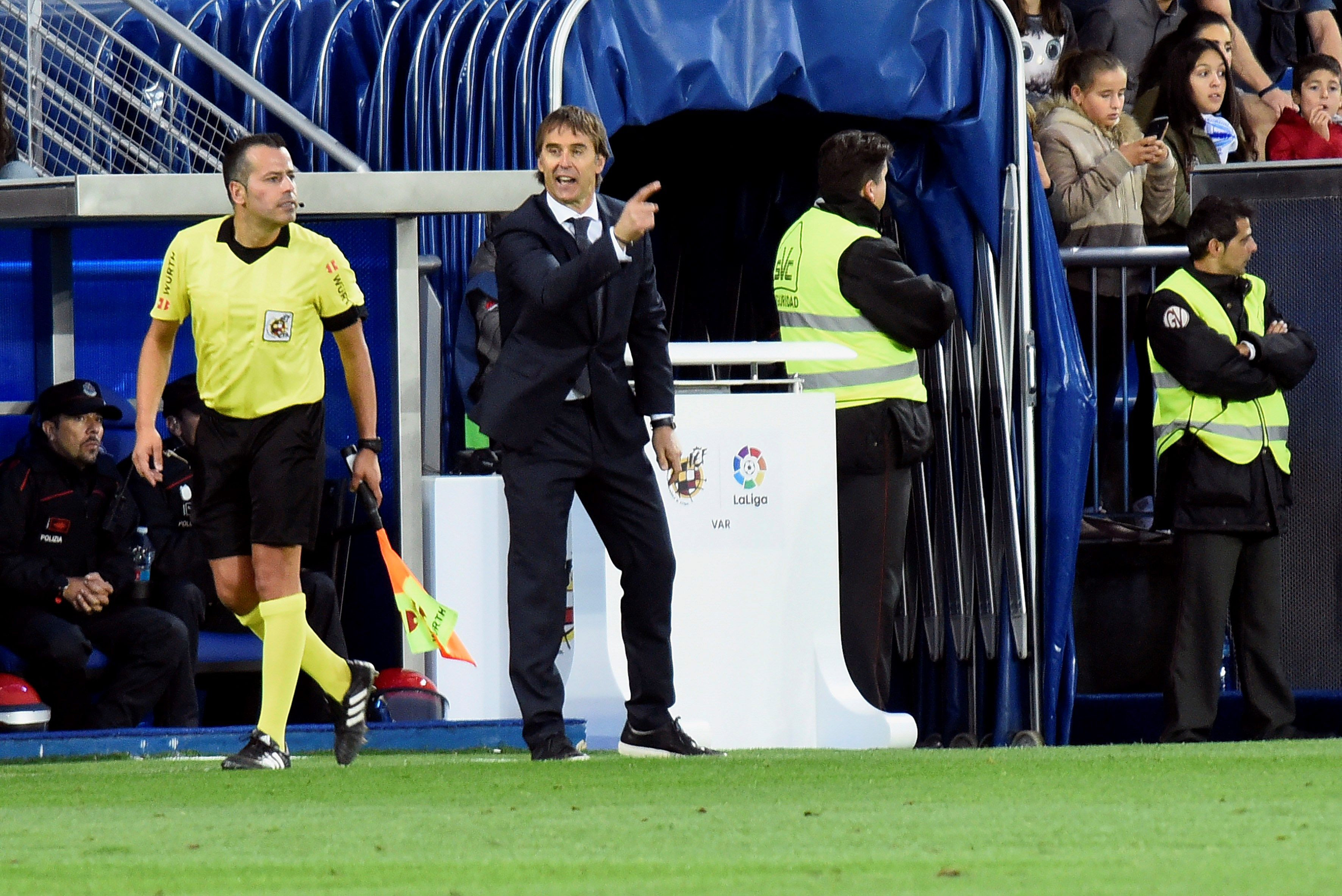 Julen Lopetegui dirige desde la banda durante el Alavés-Real Madrid