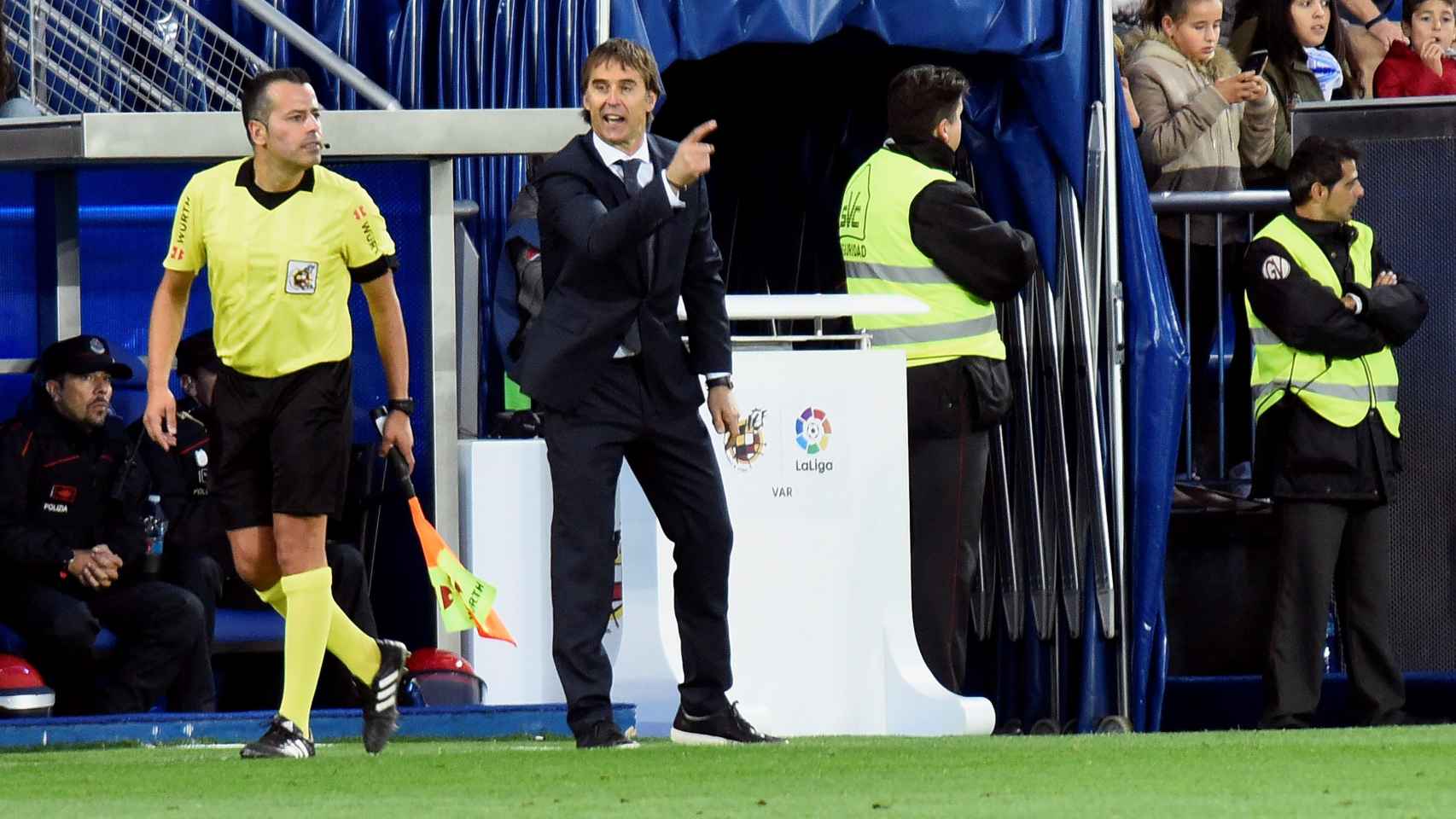 Julen Lopetegui dirige desde la banda durante el Alavés-Real Madrid