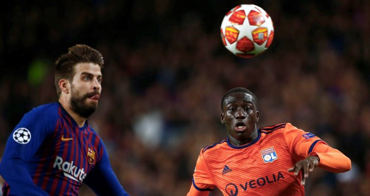 Piqué disputa un balón con Ferland Mendy / EFE