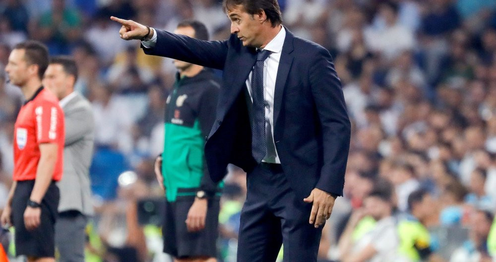 Julen Lopetegui da indicaciones a sus jugadores en el Real Madrid-Espanyol / EFE