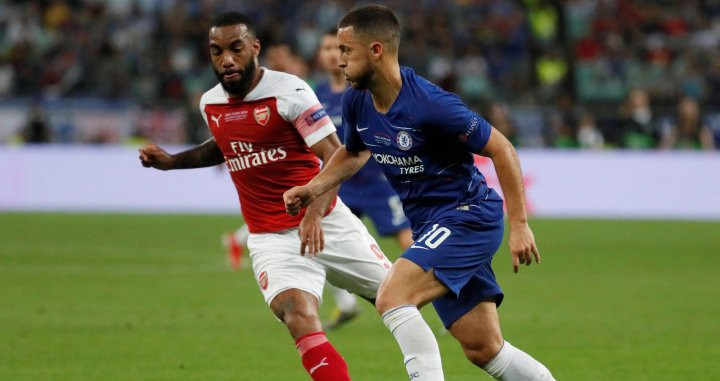 Eden Hazard supera a Lacazette / EFE