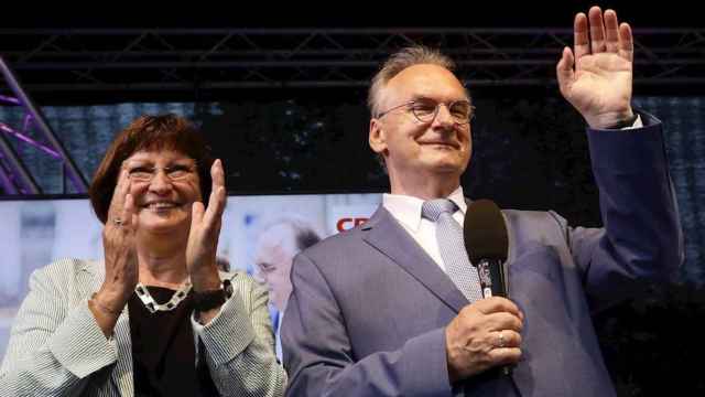 El candidato cristianodemócrata Reiner Haseloff celebra con su mujer las previsiones de unos buenos resultados en las últimas elecciones regionales antes de las generales en Alemania / FILIP SINGER - EFE