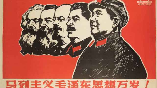 Cartel de propaganda maoísta donde aparece la figura de Mao junto a las de Stalin, Lenin, Engels y Marx (1967)