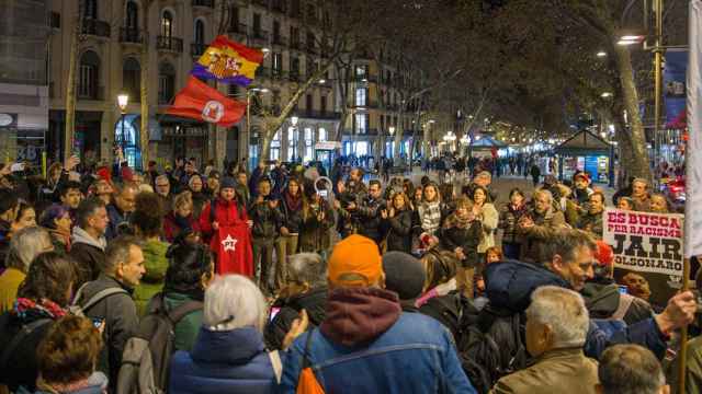 Unas 70 personas se manifiestan ante la fuente de Canaletas de la Rambla de Barcelona en contra del asalto de los bolsonaristas a las instituciones brasileñas / LORENA SOPENA - EUROPA PRESS