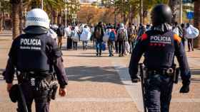 Un operativo conjunto de la Guardia Urbana de Barcelona y los Mossos d'Esquadra contra el 'top manta' / EFE