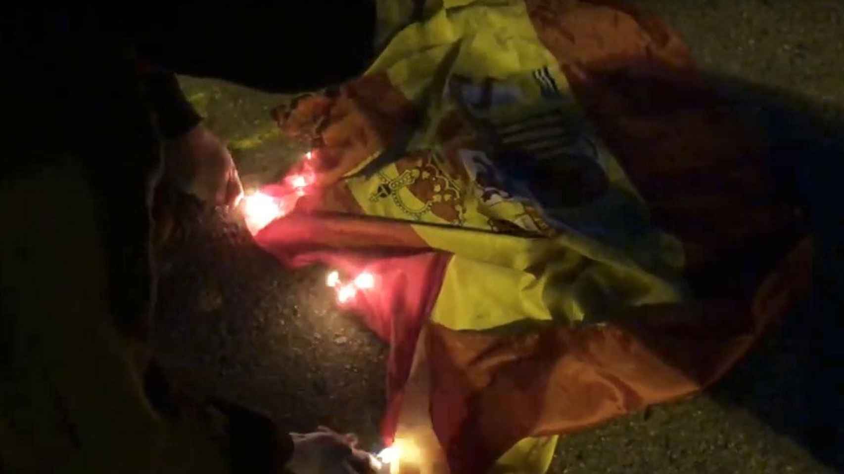 Los CDR queman una bandera de España en la avenida Meridiana de Barcelona / CG