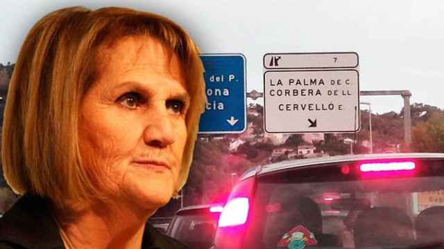 Núria de Gispert, expresidenta del Parlamento catalán, junto a un tapón de tráfico en La Palma de Cervelló, su pueblo de origen / CG