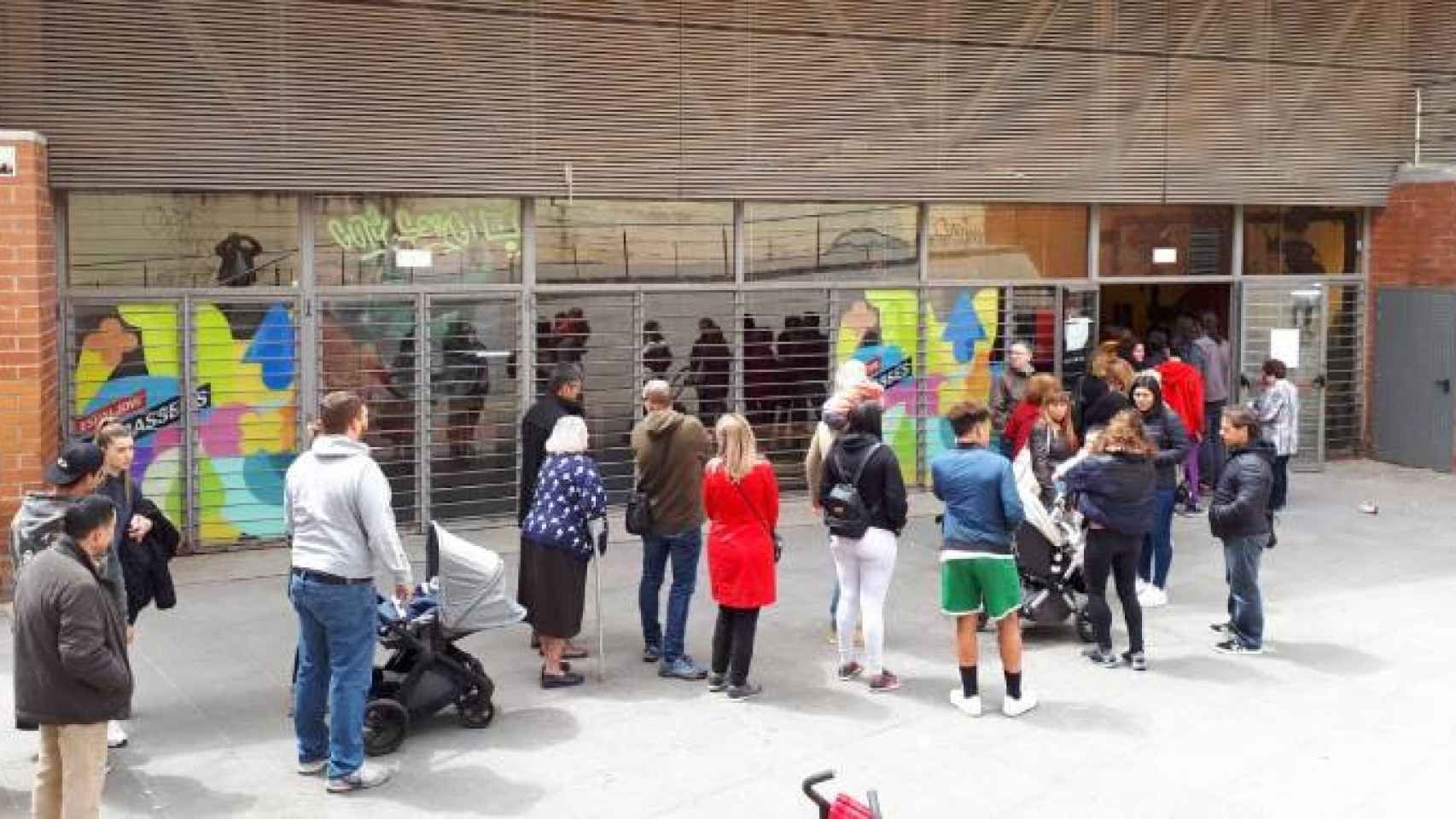 Colas para votar en las elecciones generales del 28A en el Centre Cívic Les Basses de Barcelona, lo que confirma la alta participación / CG