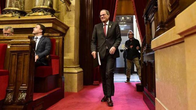El presidente de la Generalitat Quim Torra entra en el hemiciclo del Parlament / CG