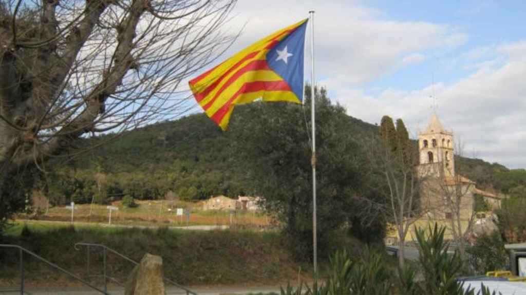 Imagen de la estelada gigante de Canet d'Adri (Girona), que un automovilista ha tumbado con su vehículo / CG