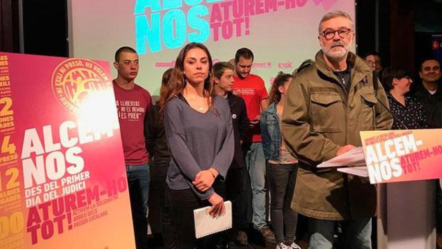 La portavoz del Sindicat d'Estudiants dels Païssos Catalans (SEPC), Laia Casas, y el diputado de la CUP Carles Riera / EUROPA PRESS