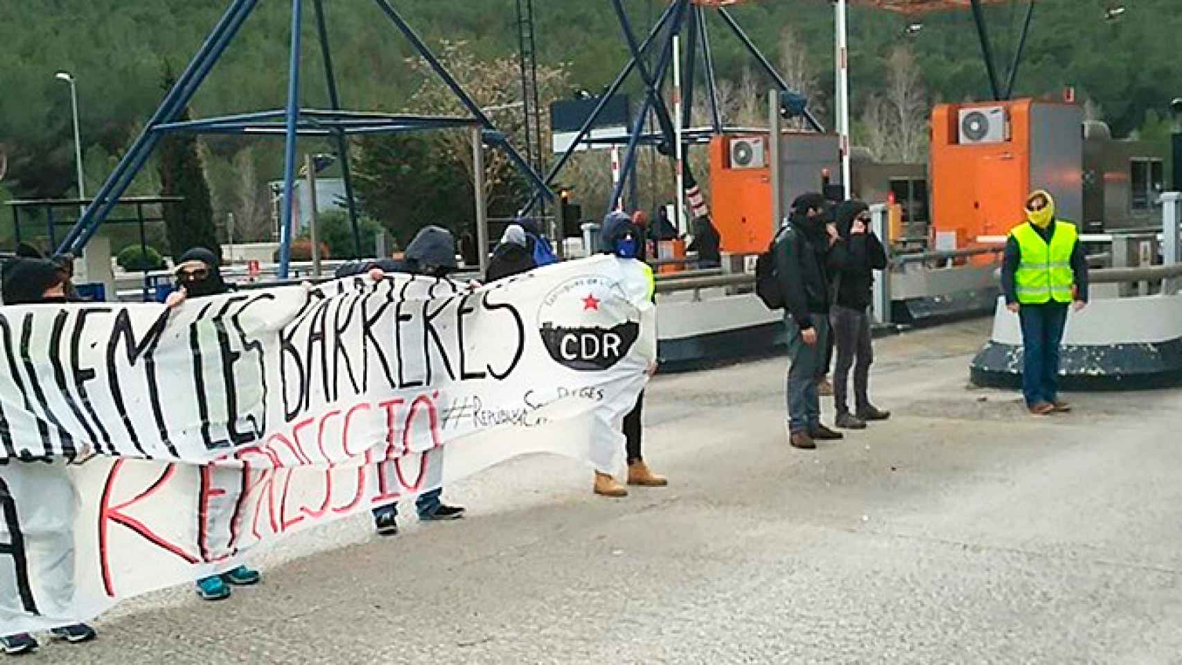 Imagen de un grupo de los autodenominados Comités de Defensa de la República (CDR) cortando un peaje / EFE