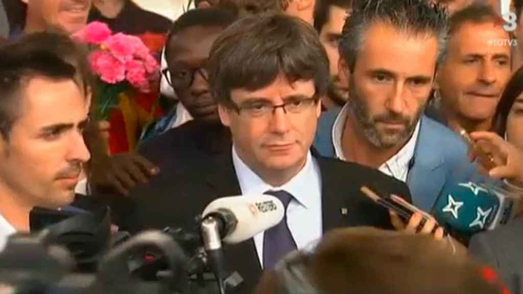 El presidente de Cataluña, Carles Puigdemont, atiende a los medios desde Sant Julià de Ramis, donde ha dicho: El Estado ha perdido más que nunca