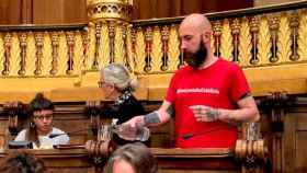 Josep Garganté, de pie, en el pleno municipal de abril, junto a Maria José Lecha y Maria Rovira, de la CUP / CG