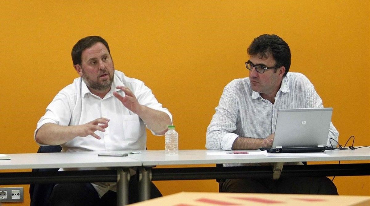 El presidente de ERC, Oriol Junqueras, junto al secretario de Hacienda catalán, Lluís Salvadó / EFE