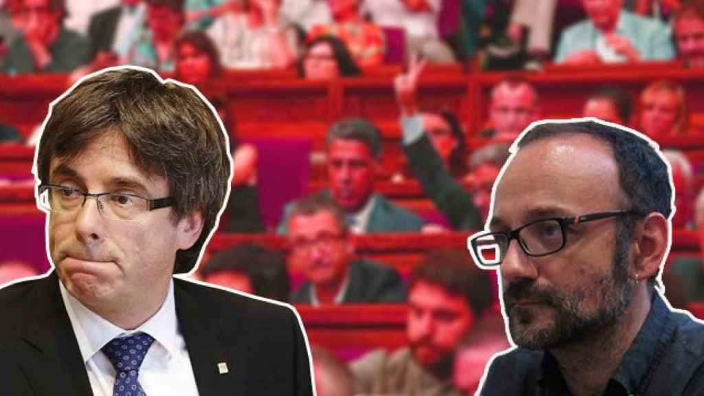 Carles Puigdemont (i), presidente de la Generalitat, y Benet Salellas (d), diputado de la CUP.