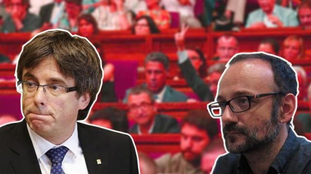 Carles Puigdemont (i), presidente de la Generalitat, y Benet Salellas (d), diputado de la CUP.