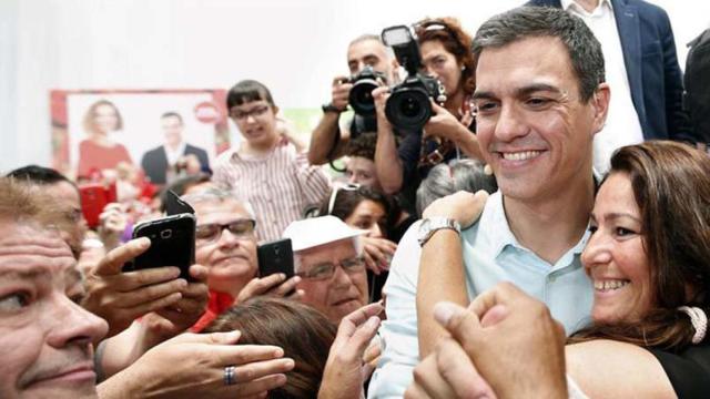 El candidato del PSOE, Pedro Sánchez, en un mitin en L'Hospitalet de Llobregat (Barcelona).