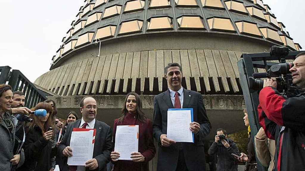 Los portavoces en el Parlament del PSC, Miquel Iceta; de Ciudadanos, Inés Arrimadas, y del PP, Xavier García Albiol, presentando ante el Tribunal Constitucional los recursos de amparo contra la decisión de admitir a trámite la resolución rupturista