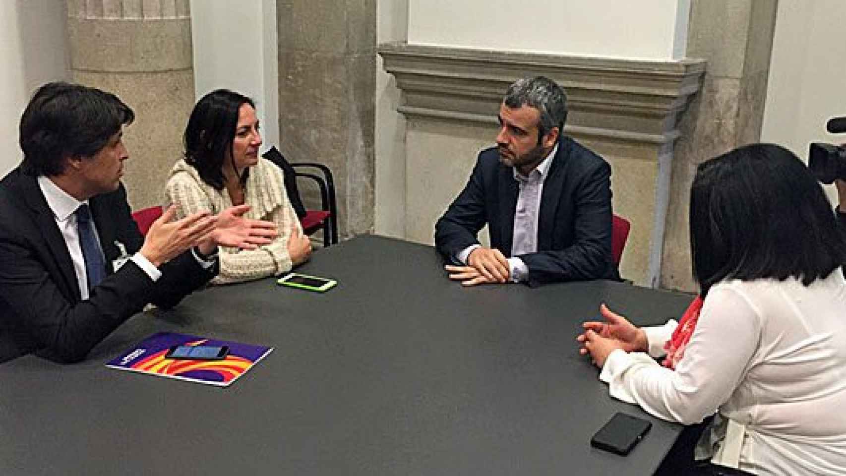 El portavoz del PSC en el Parlamento autonómico de Cataluña, Maurici Lucena, recibe a los vicepresidentes segundo y tercera de Sociedad Civil Catalana, José Rosiñol y Susana Beltrán, respectivamente