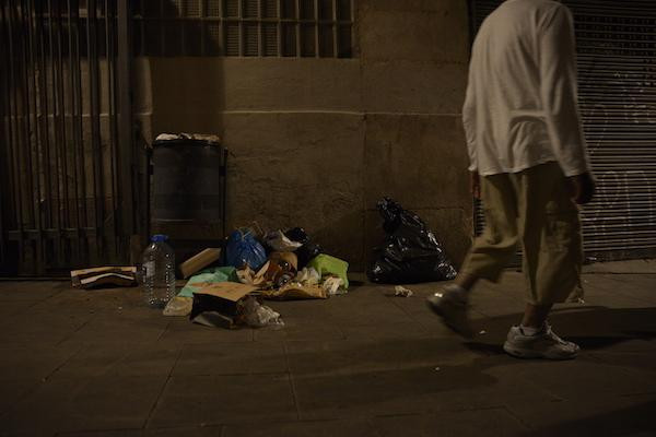 Basuras desbordadas en el Gòtic