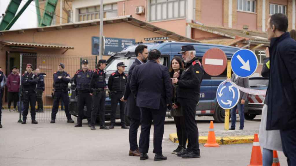 El consejero de Empresa, Roger Torrent, y el de Interior, Joan Ignasi Elena, llegan a la mina de Súria / LUIS MIGUEL AÑÓN (CG)