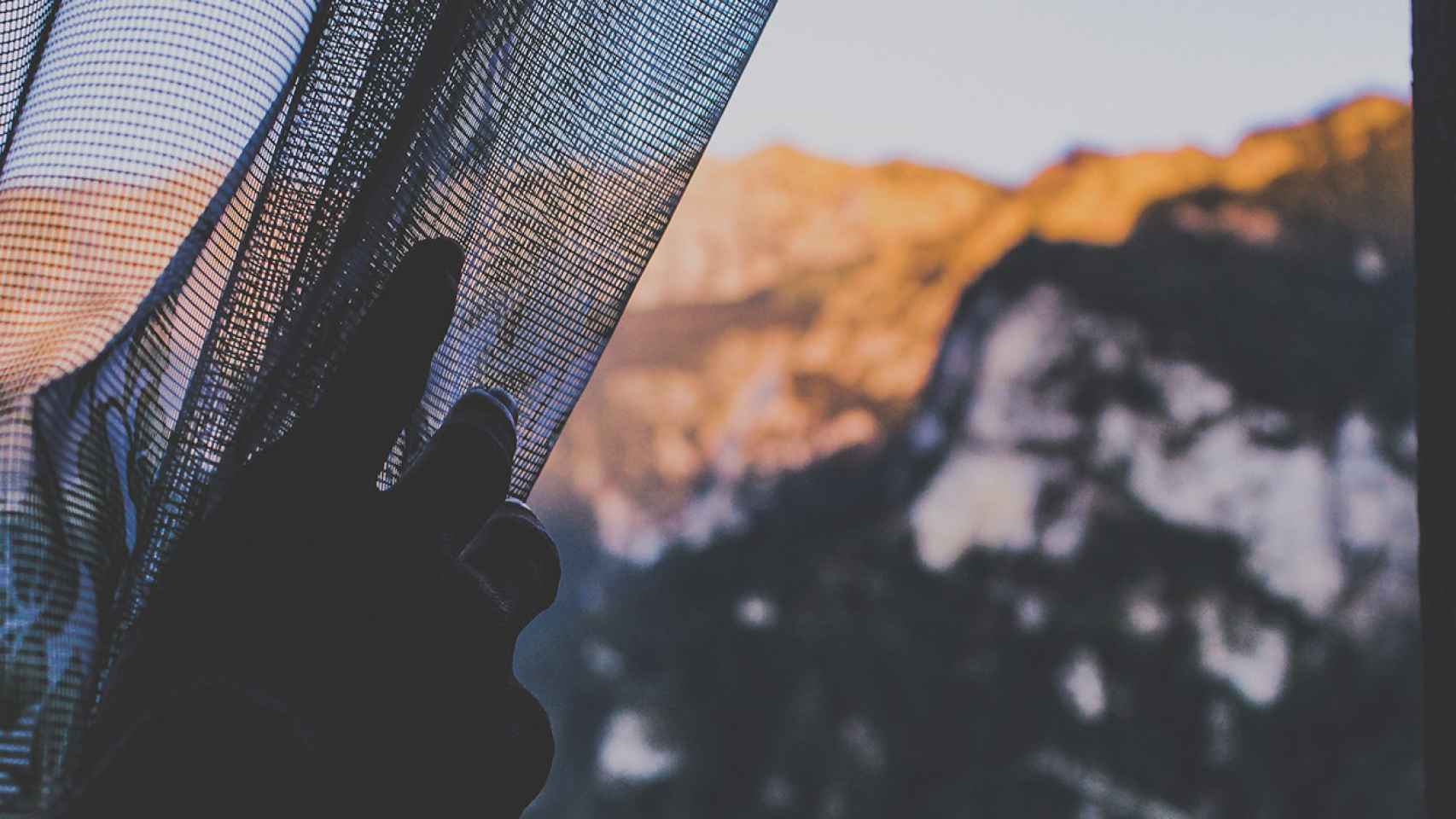 Descorriendo una mosquitera de cortina / UNSPLASH