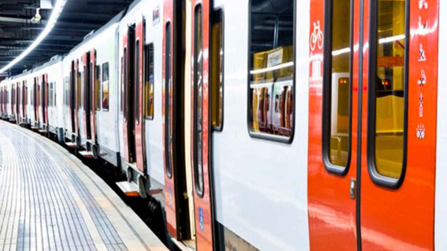 Un tren de la red de Ferrocarrils de la Generalitat (FGC) en una estación de Cataluña / EUROPAPRESS