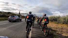 Varios ciclistas circulan por el arcén de una carretera / EUROPA PRESS