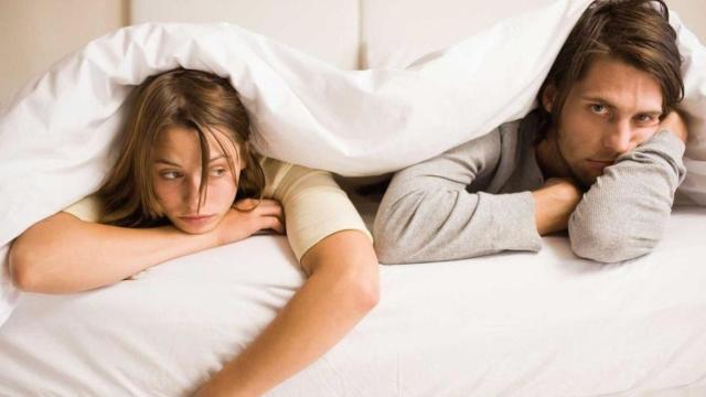 Una pareja en la cama que por pérdida del deseo no practica sexo / PIXABAY