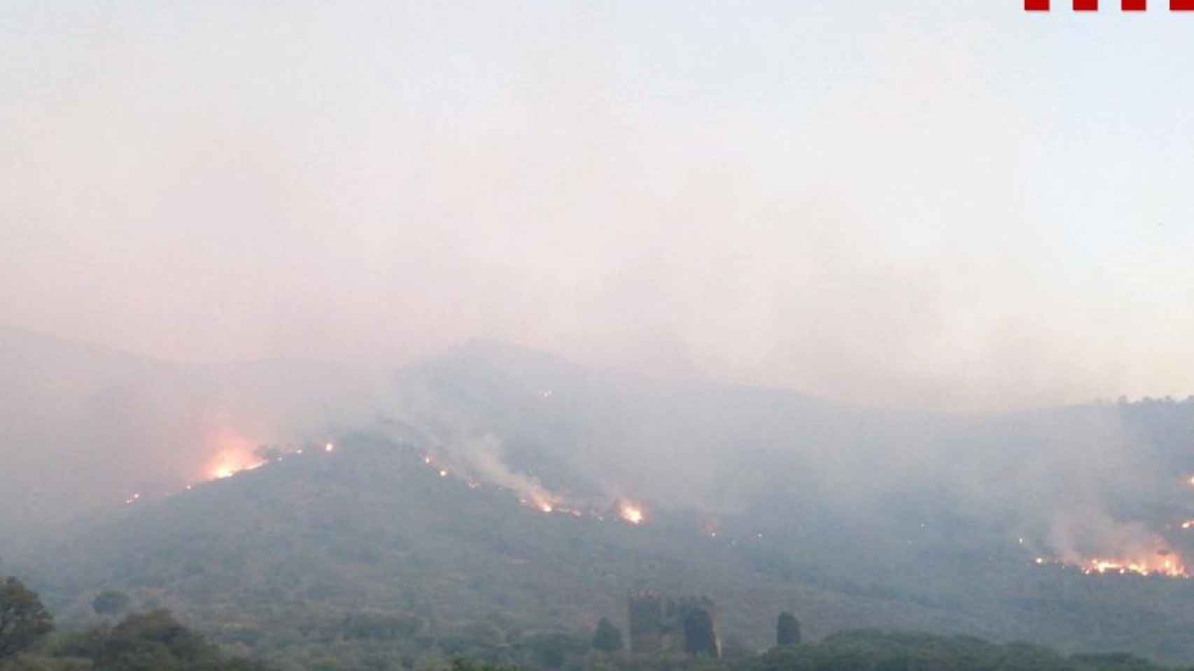 Los Bomberos de la Generalitat trabajan desde el viernes para tratar de sofocar el fuego / TWITTER @BOMBERSCAT