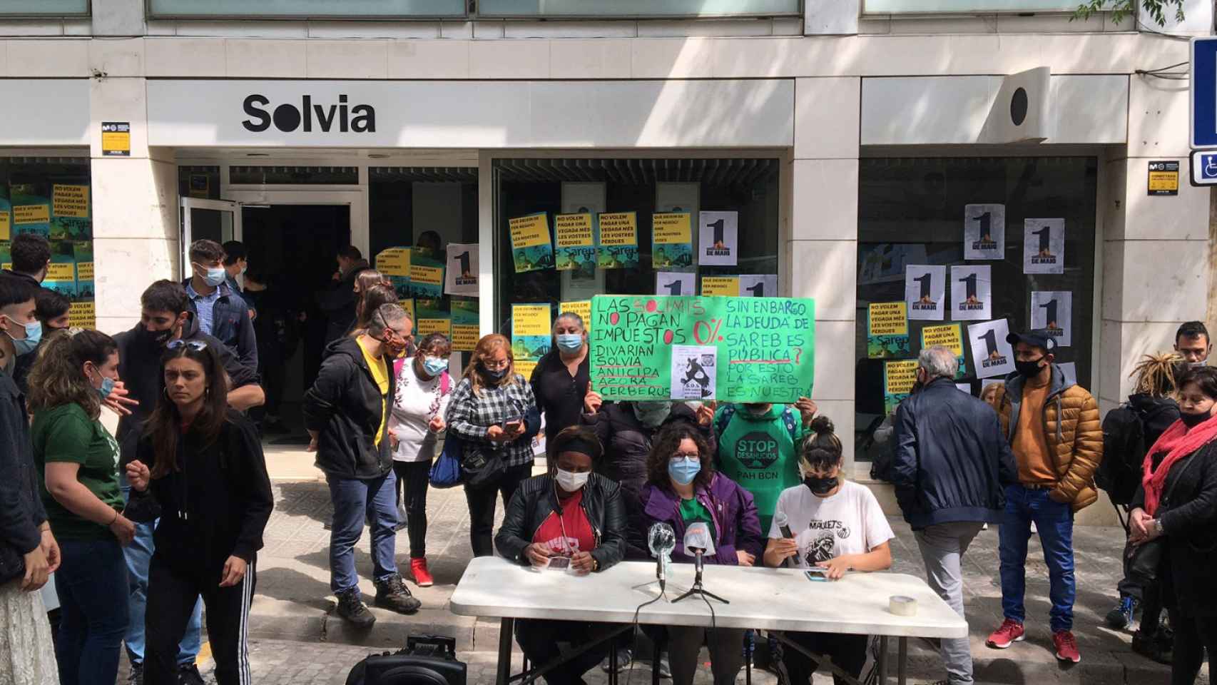 Activistas ocupan una sede de Solvia en Barcelona /  TWITTER (@plasareb)