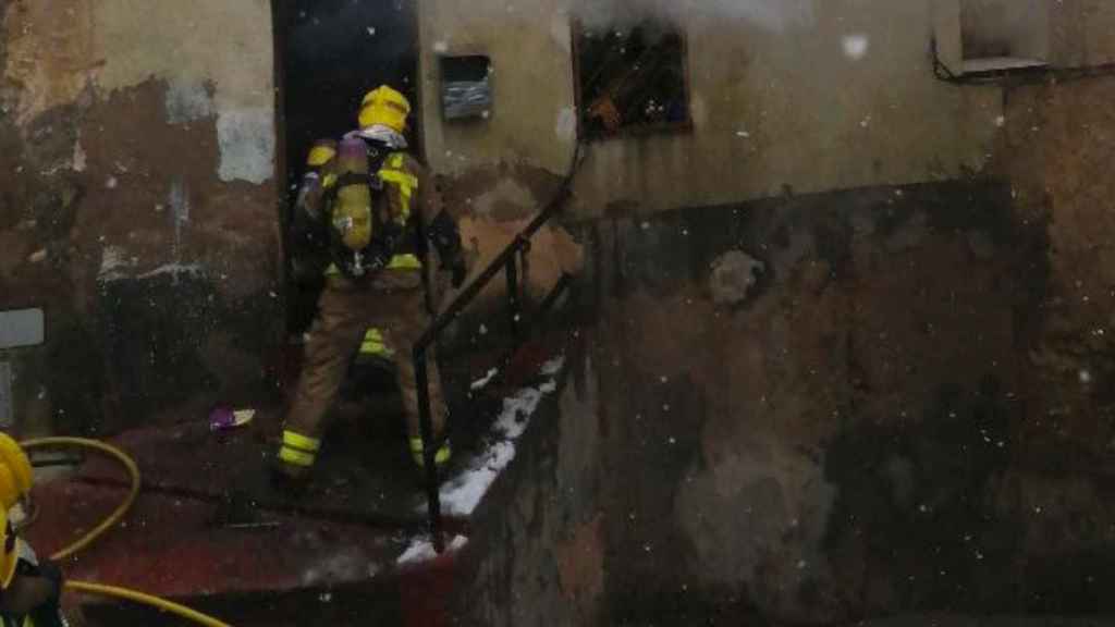 Bomberos sofocan un incendio, en una imagen de archivo / BOMBERS