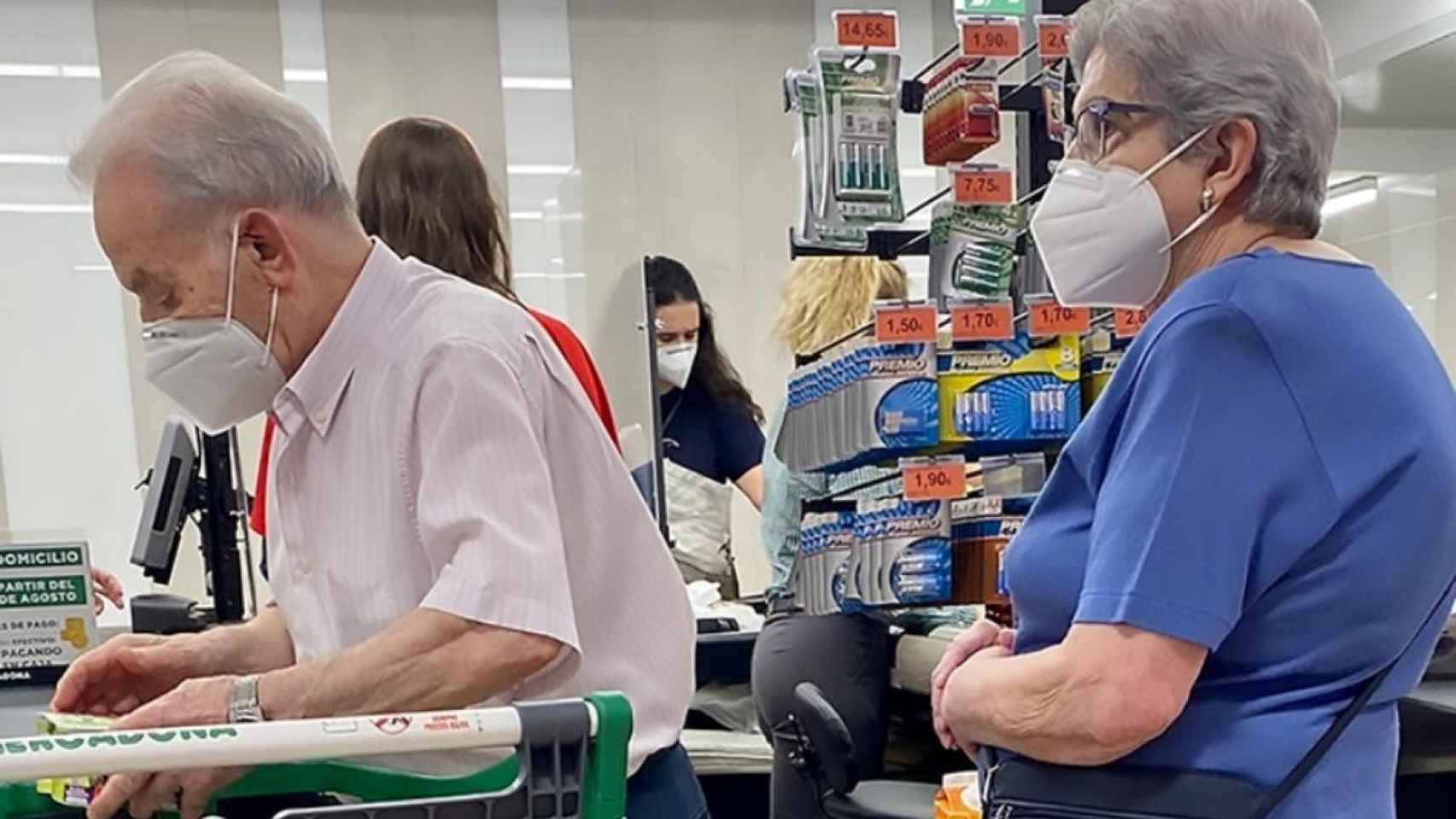 Una pareja en edad de jubilación compra en un supermercado / EP