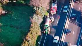 Imagen aérea del choque entre el tractor cisterna y el coche en Canovelles / TRÀNSIT