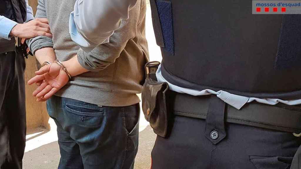 Dos agentes con uno de los detenidos / MOSSOS