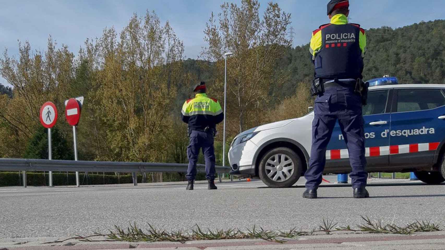 Agentes de Mossos d'Esquadra durante un control en plena pandemia / MOSSOS