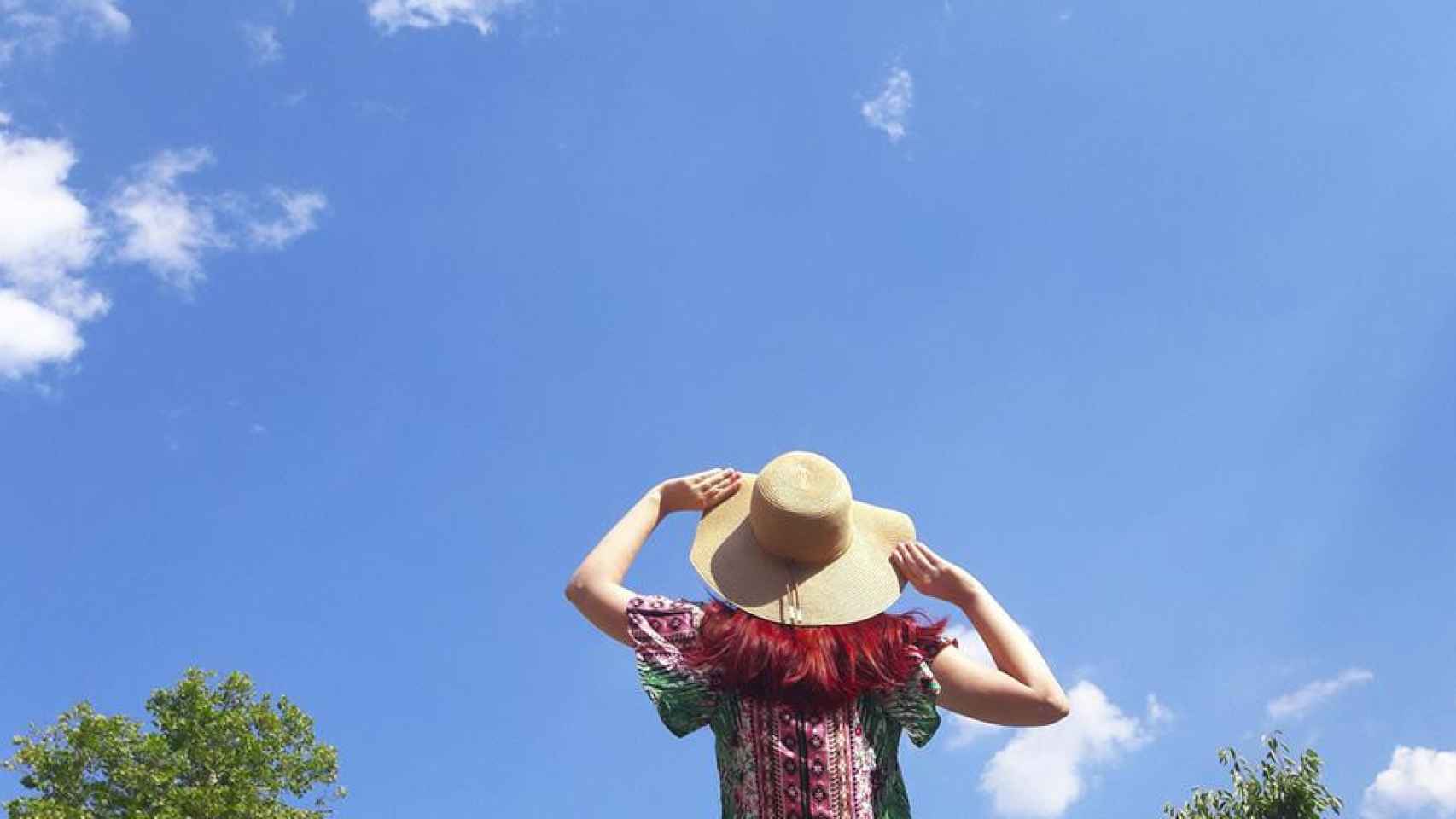 Mujer planeando un viaje en primavera / PXHERE