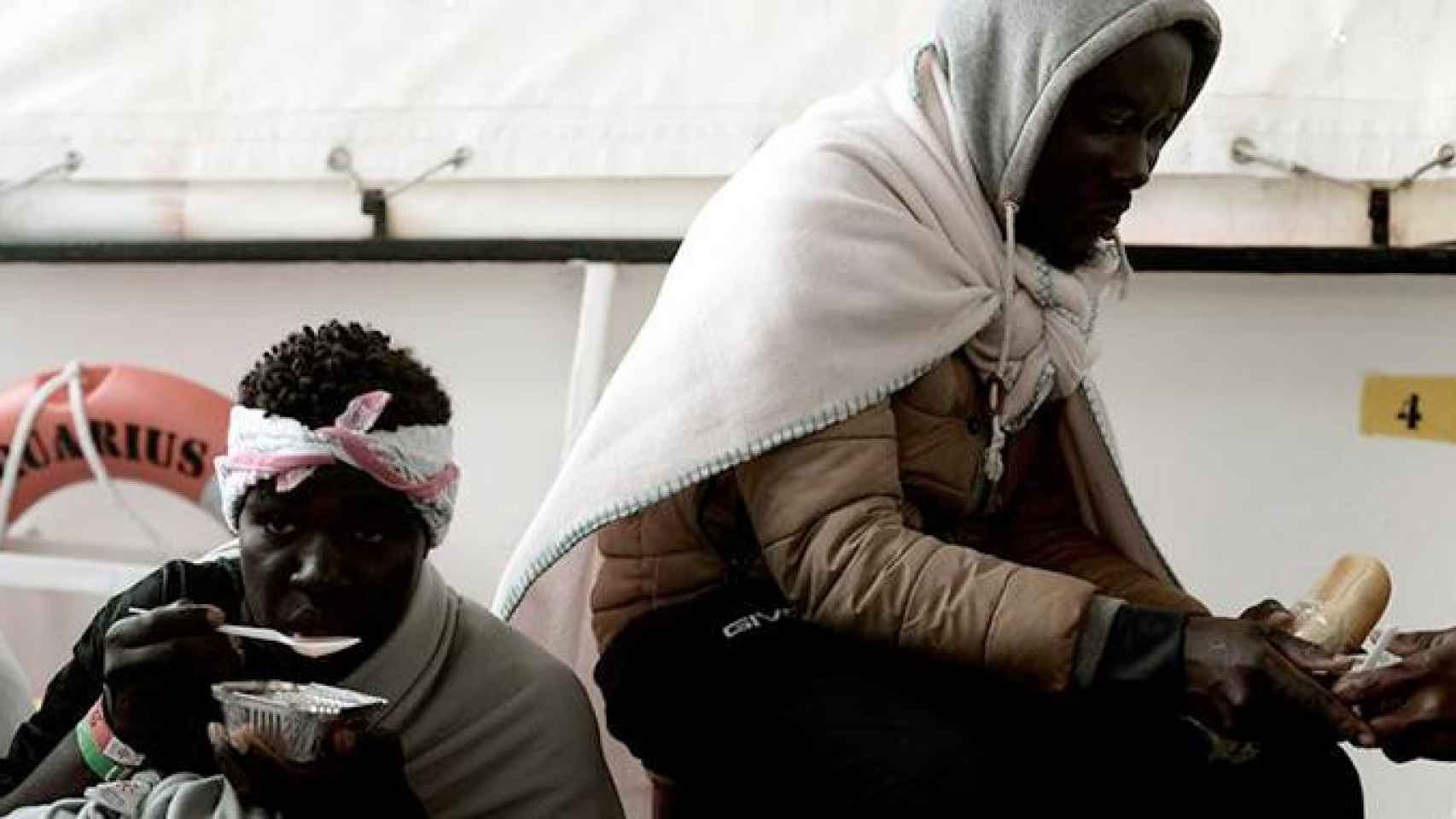 Fotografía facilitada por la ONG SOS Mediterranee del suministro alimentario por parte de los Guardias Costeros italianos a los migrantes del Aquarius, en Sicilia / EFE