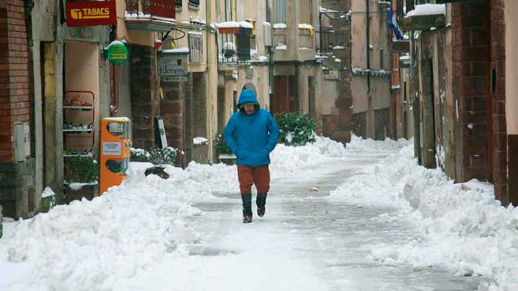 Una persona camina por una calle de Prades (Tarragona)