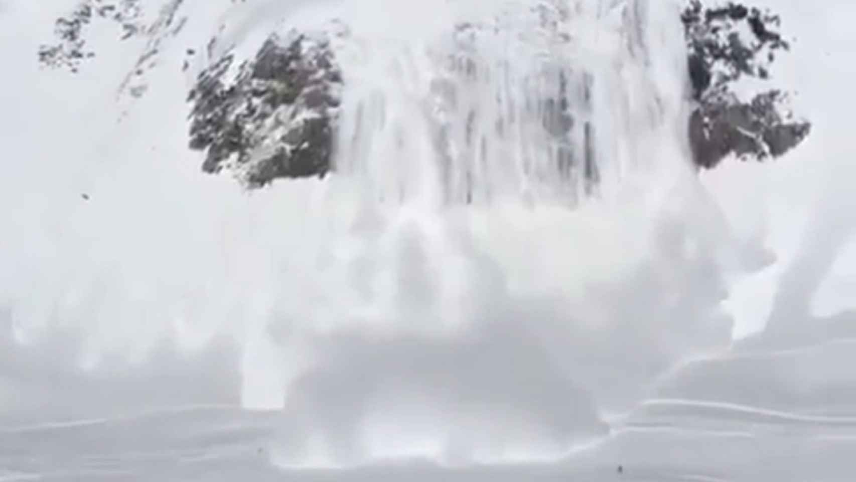 Una imagen del vídeo del alúd en Baqueira-Beret