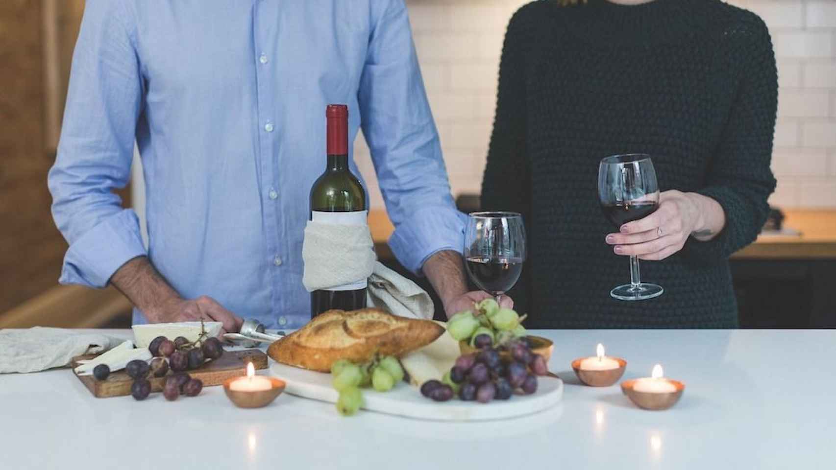 Una pareja bebiendo vino