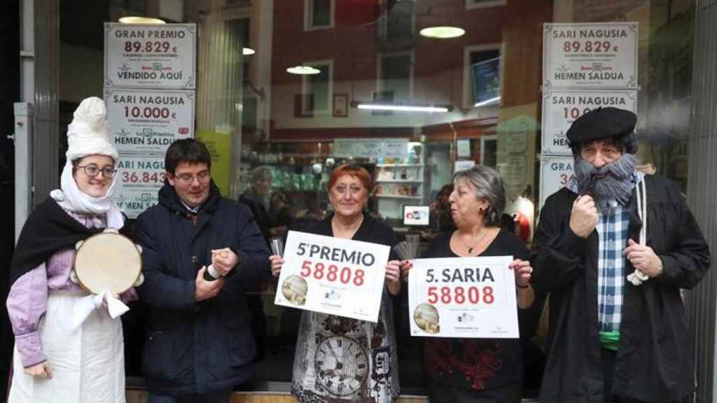 Las vendedoras de uno de los quintos ganadores de la lotería de Navidad / EFE