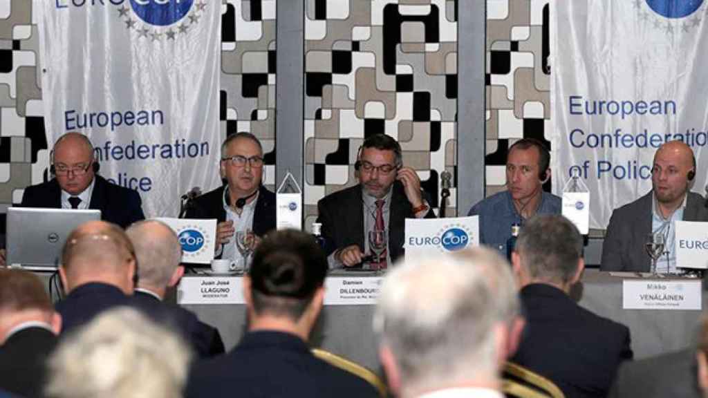 Los representantes de Eurocop, Mark Lindsay de Irlanda del Norte (i), el moderador Juan José Llaguno (2i), Damien Dillenbourg de Bélgica (c), James Roberts de Suiza (2d) y Mikko Venäläinen de la policía finesa (d), en la conferencia organizada por Eurocop