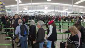 Imagen de archivo de las colas en el control de pasaportes de El Prat